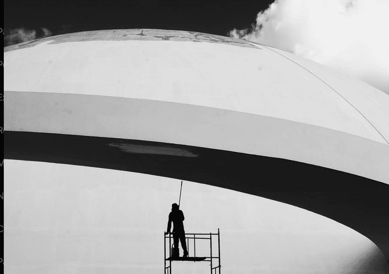 Trabalhador em cúpula de prédio de Niemeyer